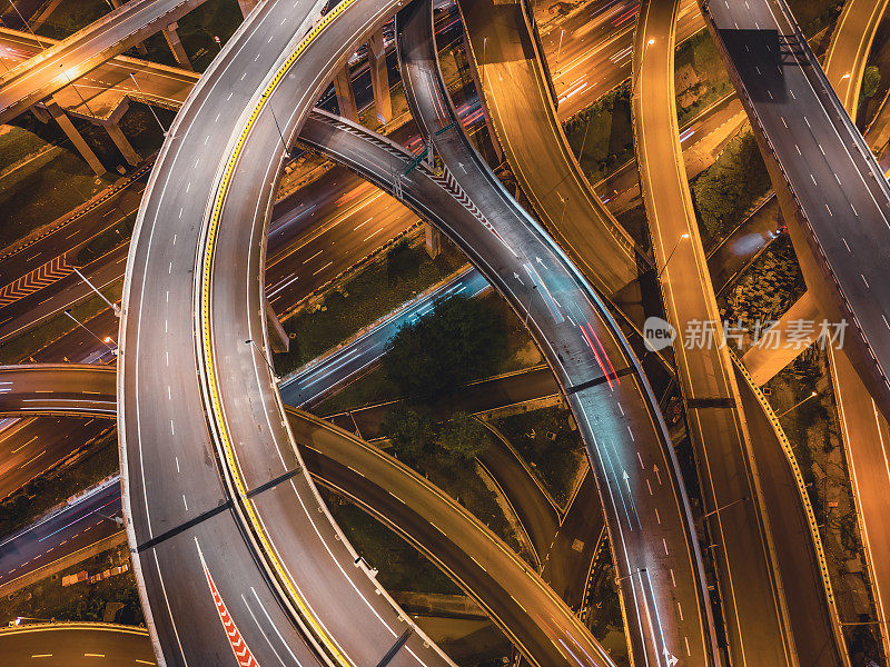 无人机视图直接在夜景城市与高架公路桥梁交叉路口