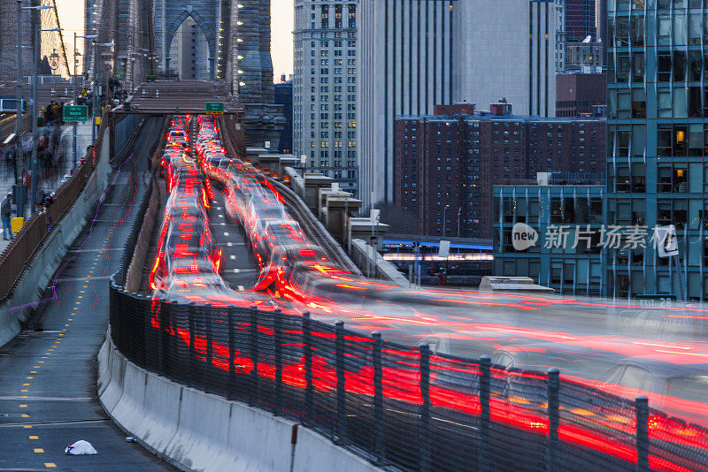 布鲁克林大桥上的晚间交通，美国纽约布鲁克林的景色。模糊的运动效果。