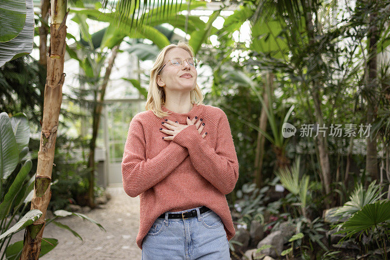 年轻的白人妇女参观当地的植物园