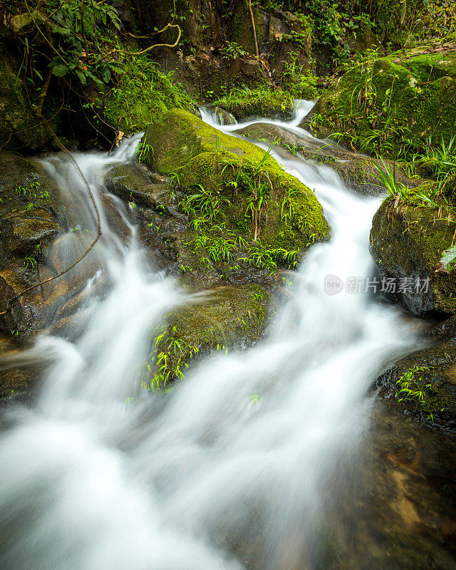 在黄昏时分，河流在山上急速流动。