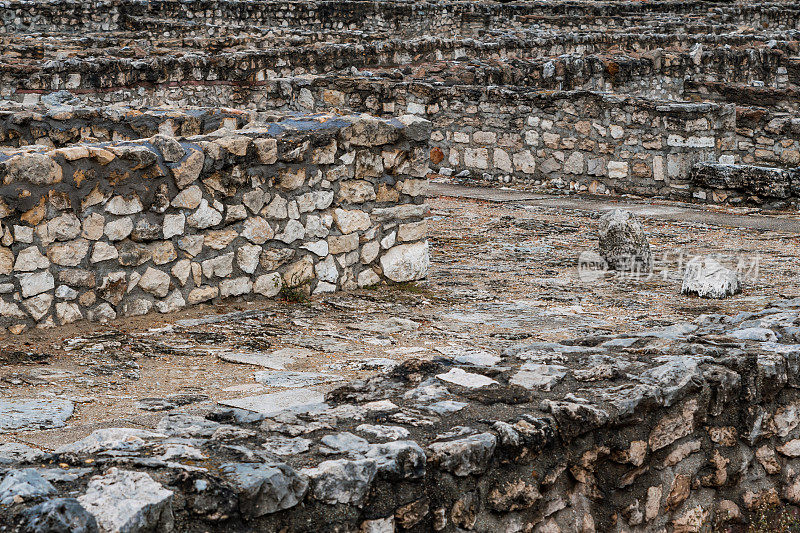 阿奎科姆的古罗马遗迹和石墙