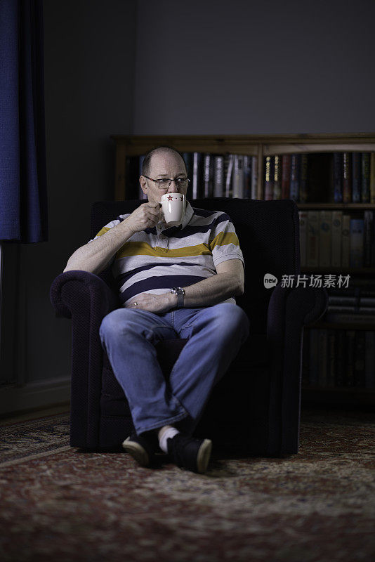 一个60岁的白人男人正在喝一杯茶