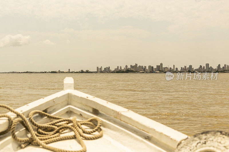 从亚马逊河上驶向城市的船上俯瞰
