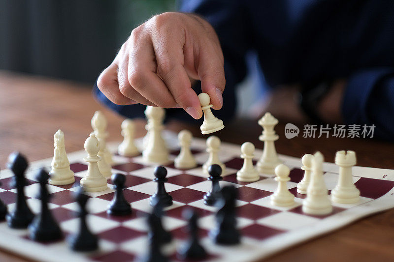 等待着走一步的棋手