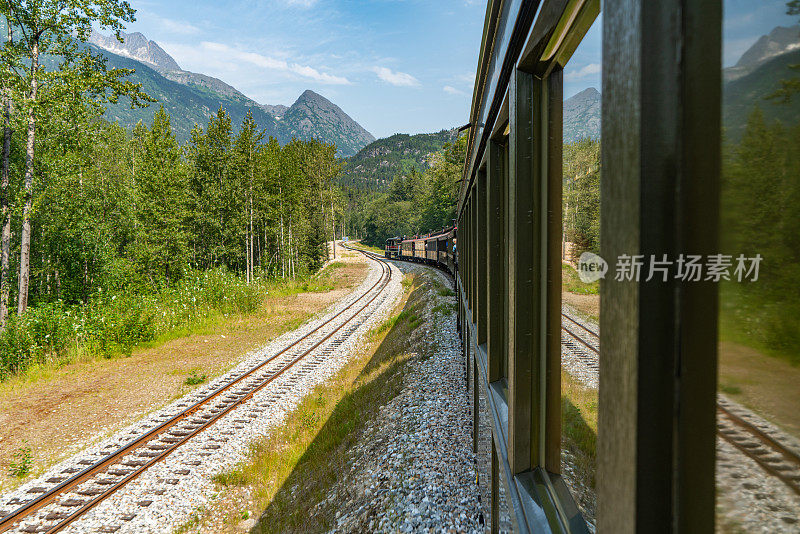 美国阿拉斯加州怀特山口山顶游览列车。