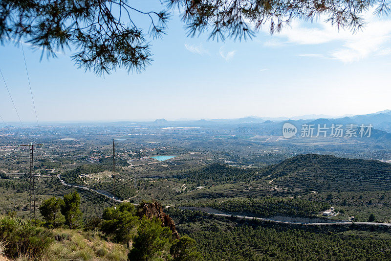 山的风景。西班牙阿利坎特省的山脉和山谷。