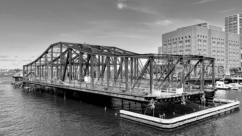 马萨诸塞州波士顿的老桥黑白照片