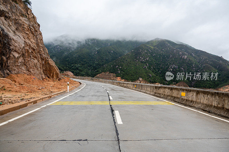 雨后空旷的山路