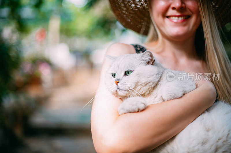 年轻女子和她漂亮的猫