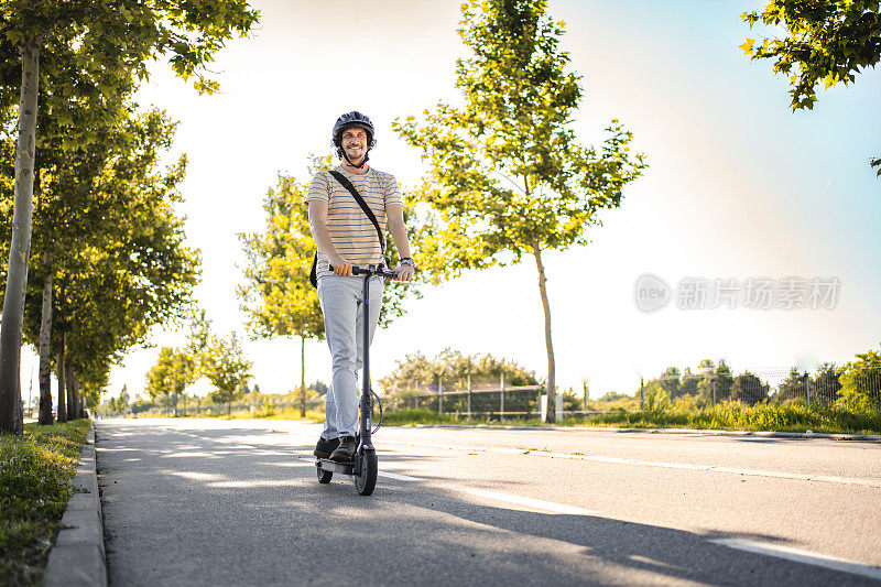 骑电动摩托车时戴着防护头盔的男子