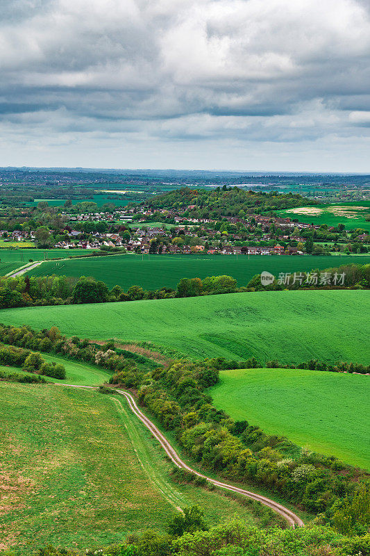 英国邓斯特布尔唐斯，夏天阴天从山上看到的英国风景