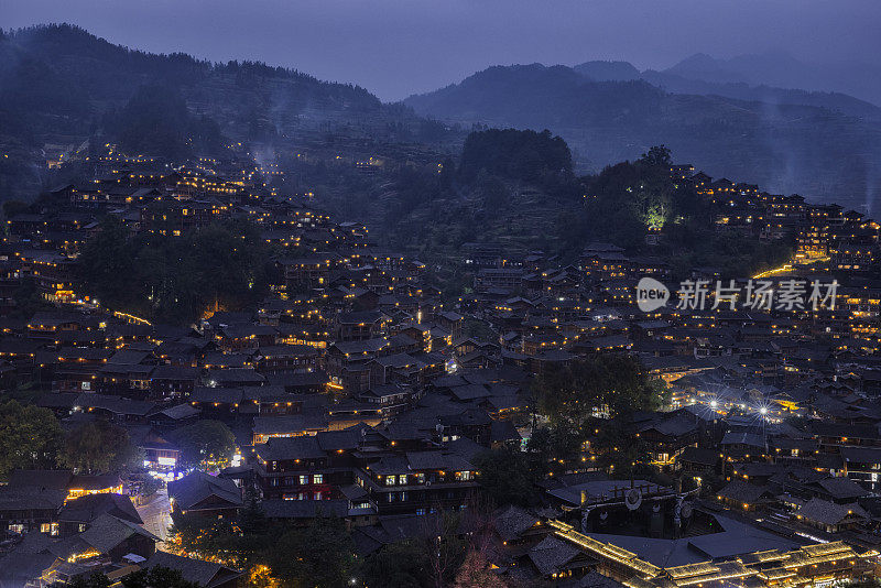 中国贵州省苗寨的夜晚