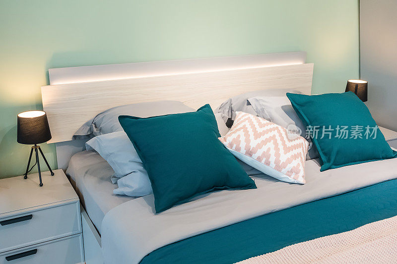 卧室内部，床上用品为卧室增添了现代风格