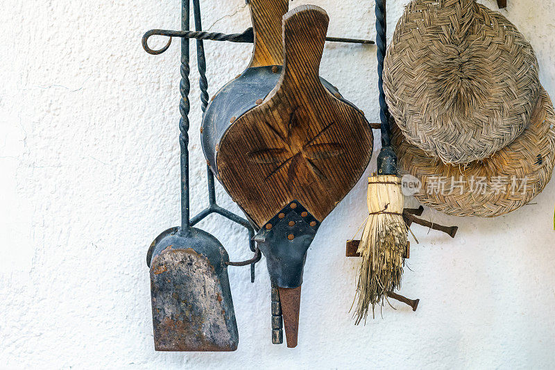 古董壁炉风箱，扫帚和伙伴。用于照明和清洁壁炉的器具