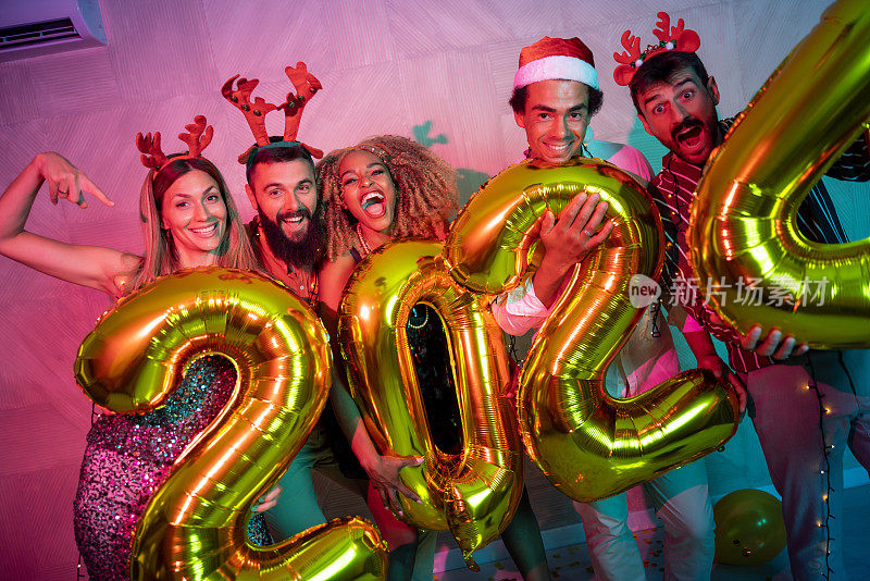 朋友们举着2024年的大气球，代表即将到来的新年