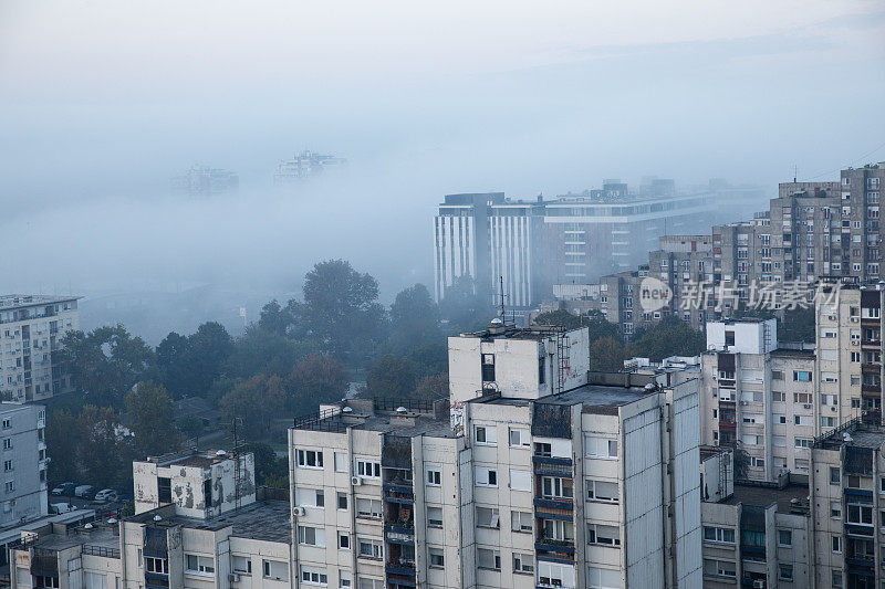 从空中拍摄的城市雾蒙蒙的早晨