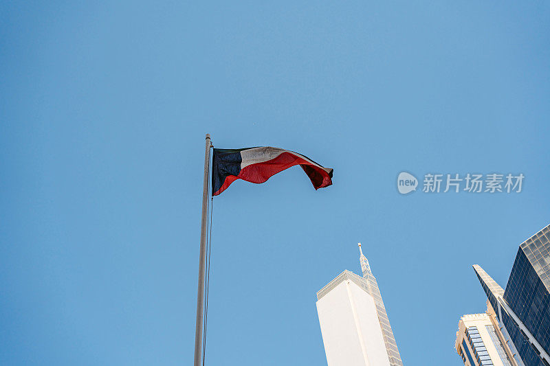 科威特国旗在风中飘扬