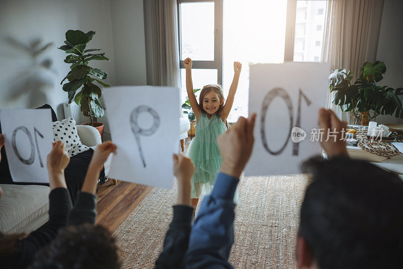 快乐的小女孩在家里的私人音乐学习课上微笑着跳舞