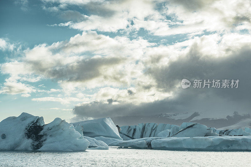 冰山漂浮在冰岛的Jokulsalon冰川泻湖