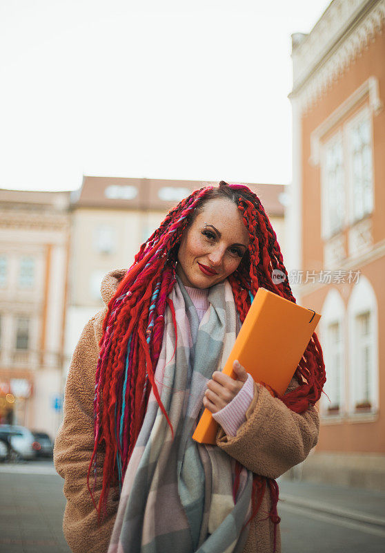 一个留着红色脏辫的女人的画像