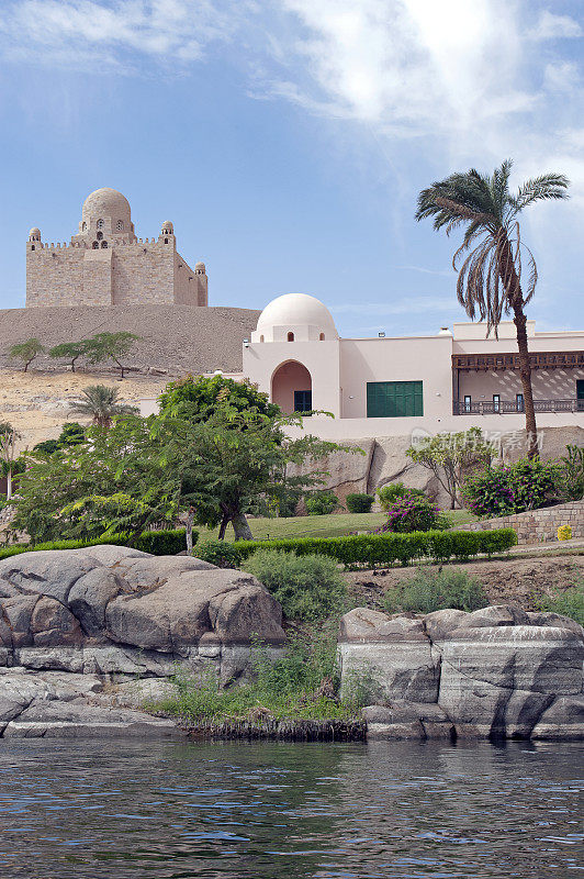 埃及上尼罗河，阿斯旺，大瀑布浅岩地区的陵墓和附属建筑。
