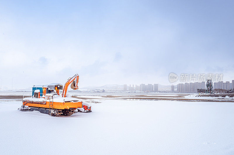 冬天海边的扫雪机正在扫雪