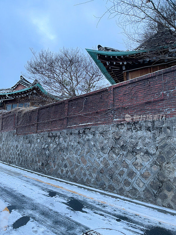 韩国首尔下雪天的早晨