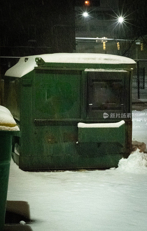 下雪天在城市里散步