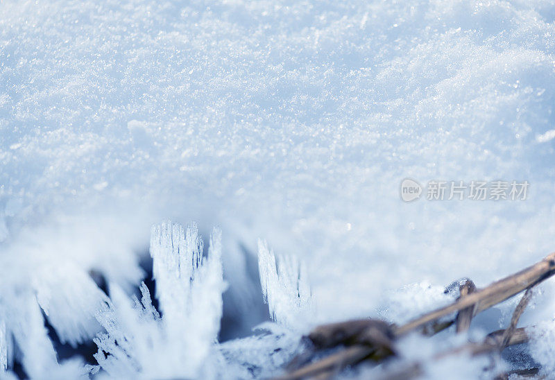 冬日里的雪花和冰晶特写