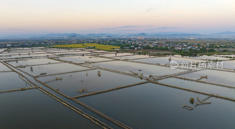 日出在曹海泻湖，潭江泻湖系统的很大一部分，顺化省