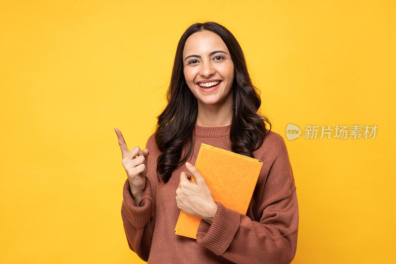 女大学生的肖像在黄色背景股票照片