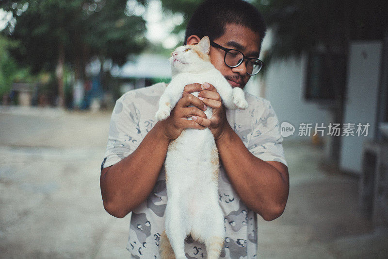 男人爱他的猫