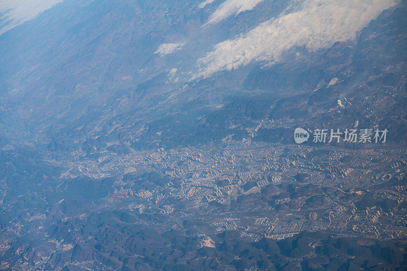 从飞机上航拍云南山脉和城市的天际线