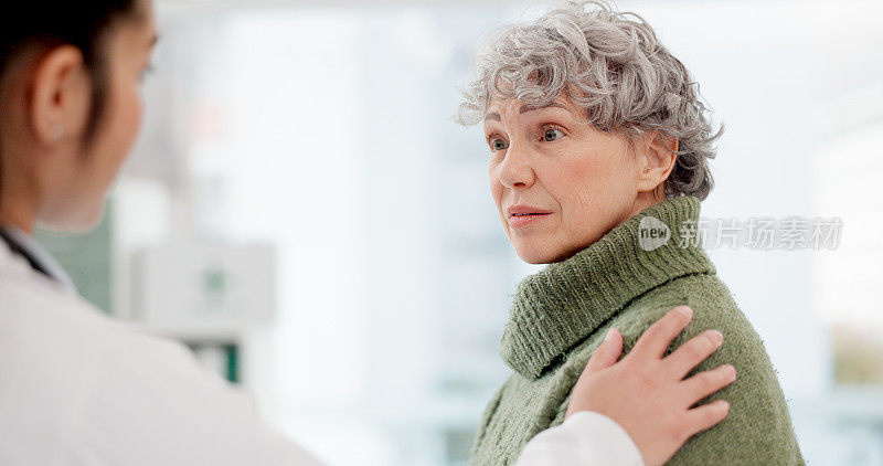 医学上，一位肩膀疼痛的老妇人在医院与她的医生，在一次会诊中交谈。医疗保健、保险或解剖学，以及诊所里有医学专业人员的老年病人