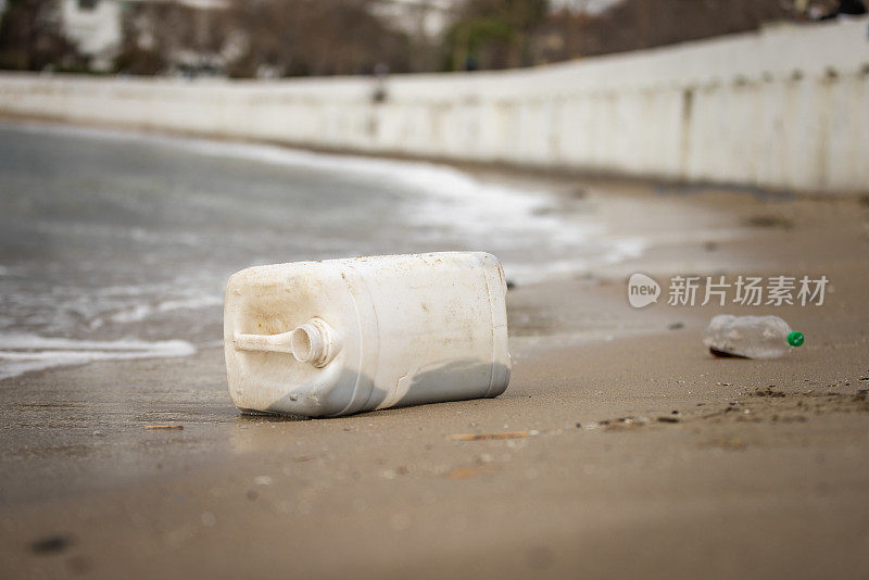 塑料垃圾在海边的海滩上。