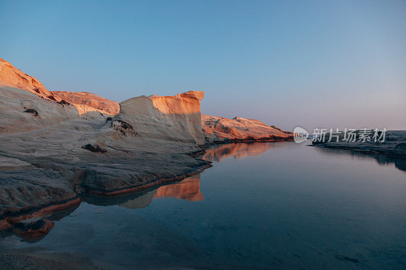 晨光:日出照亮壮观的Sarakíniko海滩在基克拉泽斯海米洛斯岛，希腊