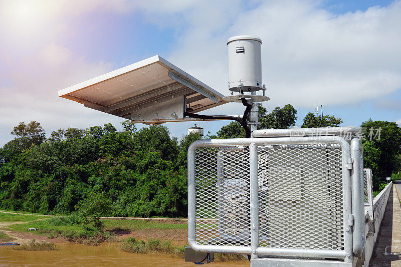 太阳能自动水计量站或水位计用于测量水位