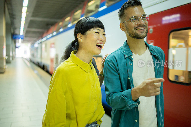 两个年轻人正在旅行和乘坐地铁