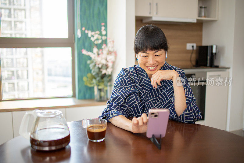 家里有智能手机的年轻女子