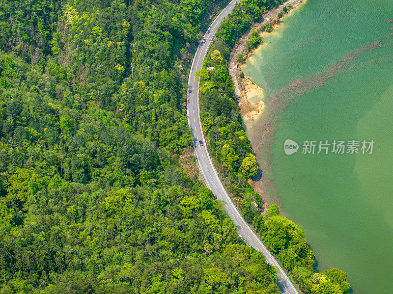 河边蜿蜒山路的航拍照片