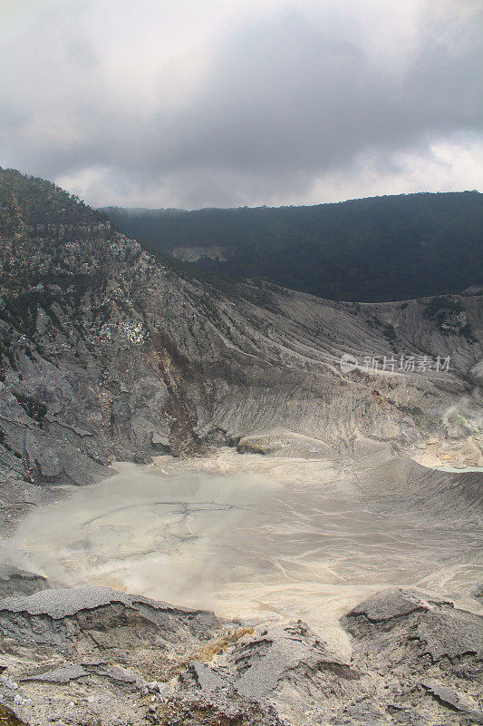 唐库班火山佩拉胡火山口