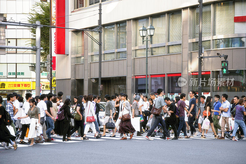 在日本东京，穿过马路的人群