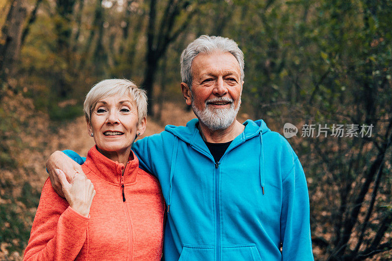 微笑的成熟夫妇在跑步后拥抱