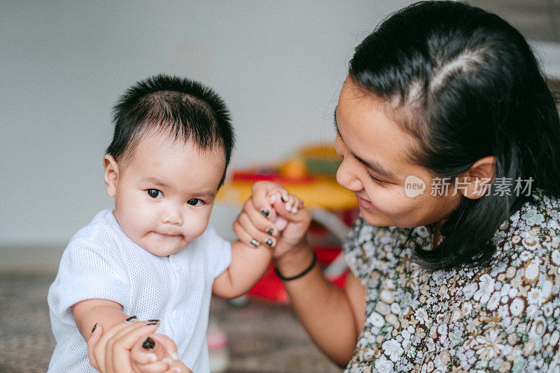 可爱的宝宝和妈妈玩