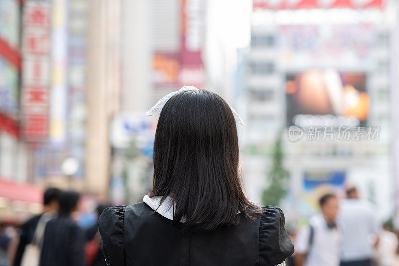 角色扮演女仆走在东京秋叶原大街上