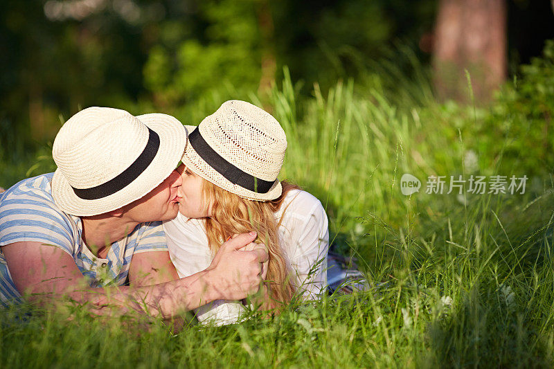 一对情侣在草地上接吻