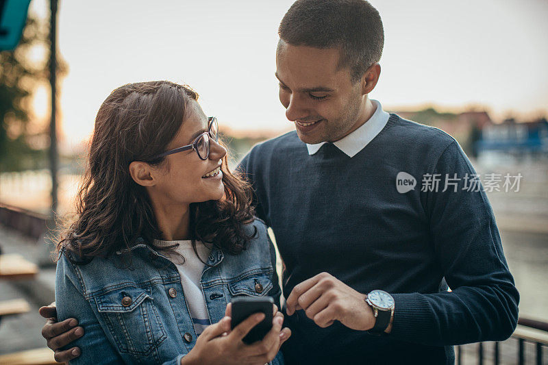 一对幸福的年轻夫妇走在街上