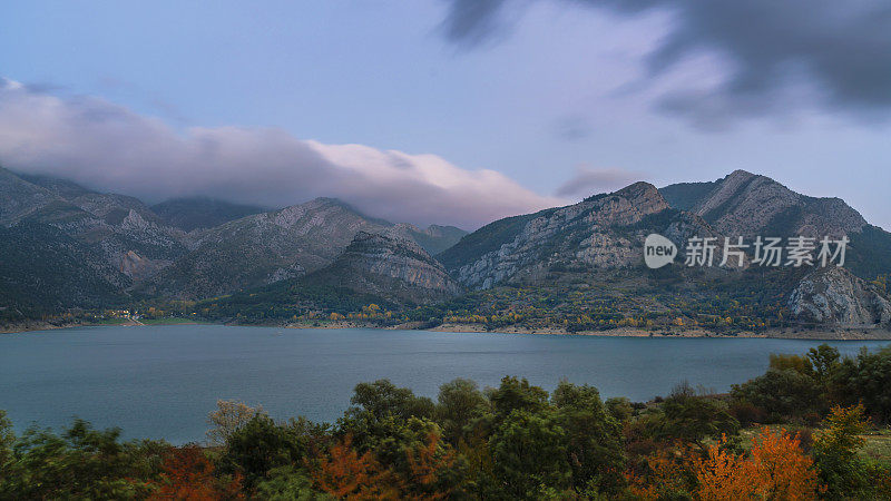 《暮色》中的湖泊和比利牛斯山。西班牙奥维耶多