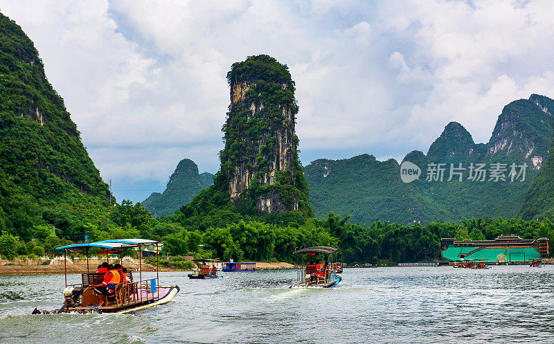 漓江风景游船在中国阳朔