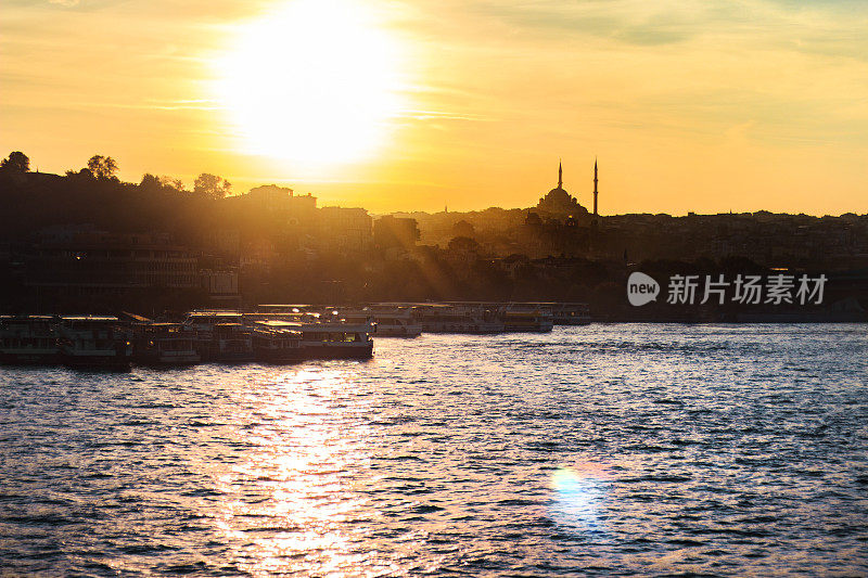 伊斯坦布尔的日落从金角，剪影清真寺和建筑物